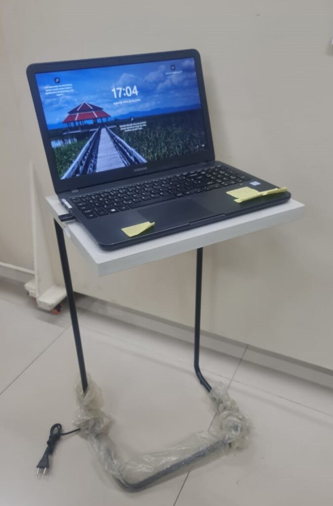 Mesa para Notebook Fiks com Tomada Snow Nova e Atual
