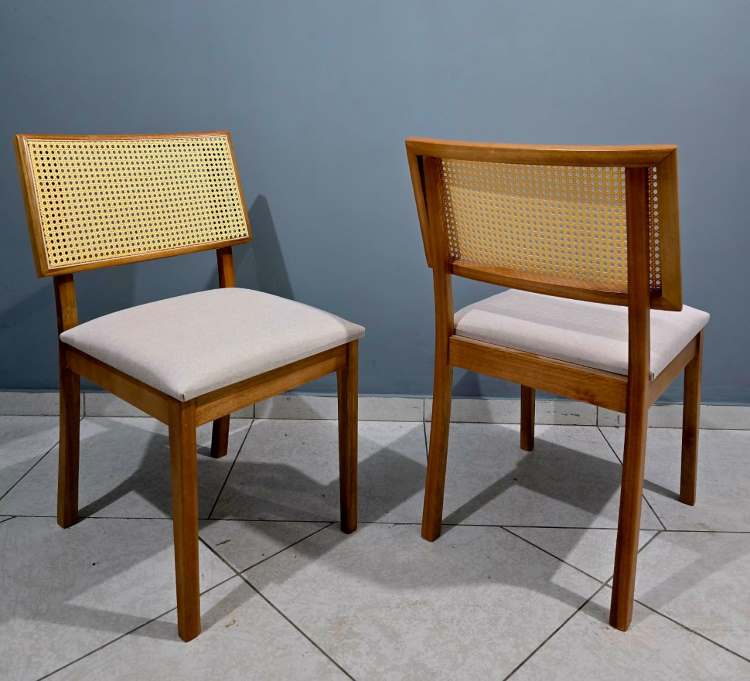 Kit com 2 Cadeiras Berlim Madeira Macica Canela.Linho Bege e Trelica Rattan Natural Sala Vip Moveis